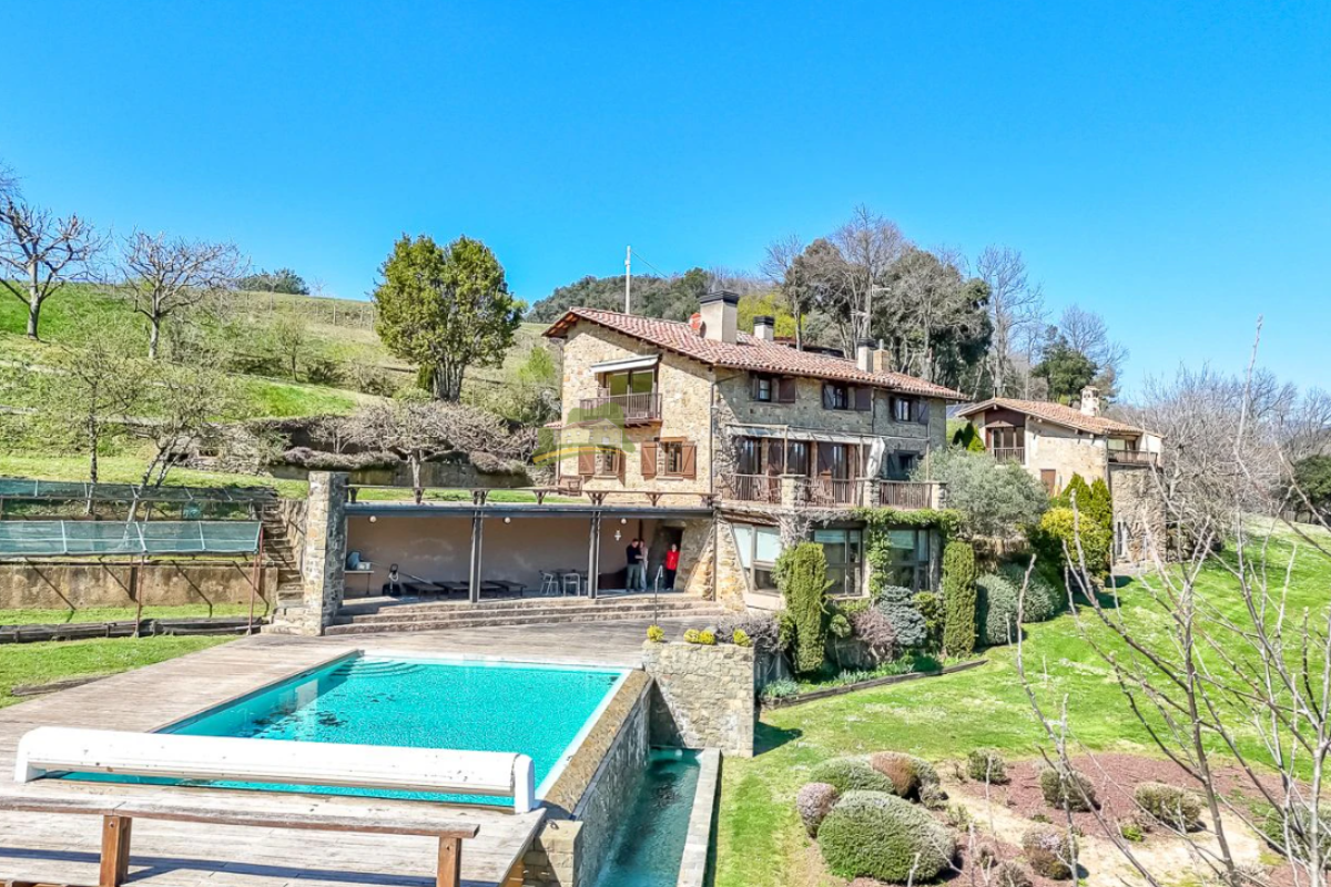 Masia de pedra a la Garrotxa amb piscina i vistes obertes a la vall