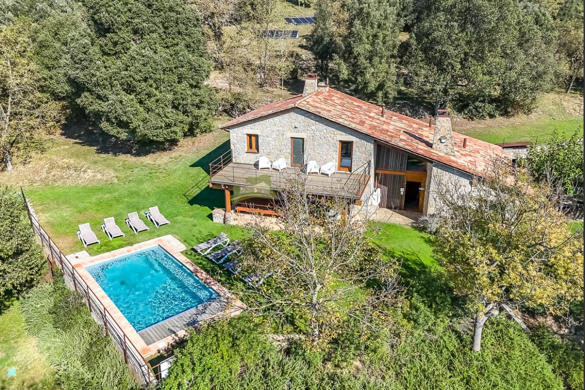 Masia de pedra a la Garrotxa amb piscina i entorn natural