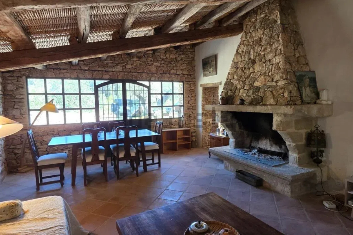 Finca rústica a la Ribera d'Ebre envoltada d'oliveres i natura