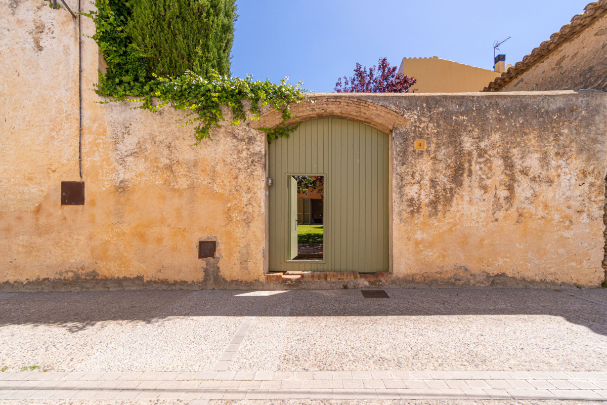 Casa amb jardí i pati a Palau-Saverdera, interior de l'Empordà