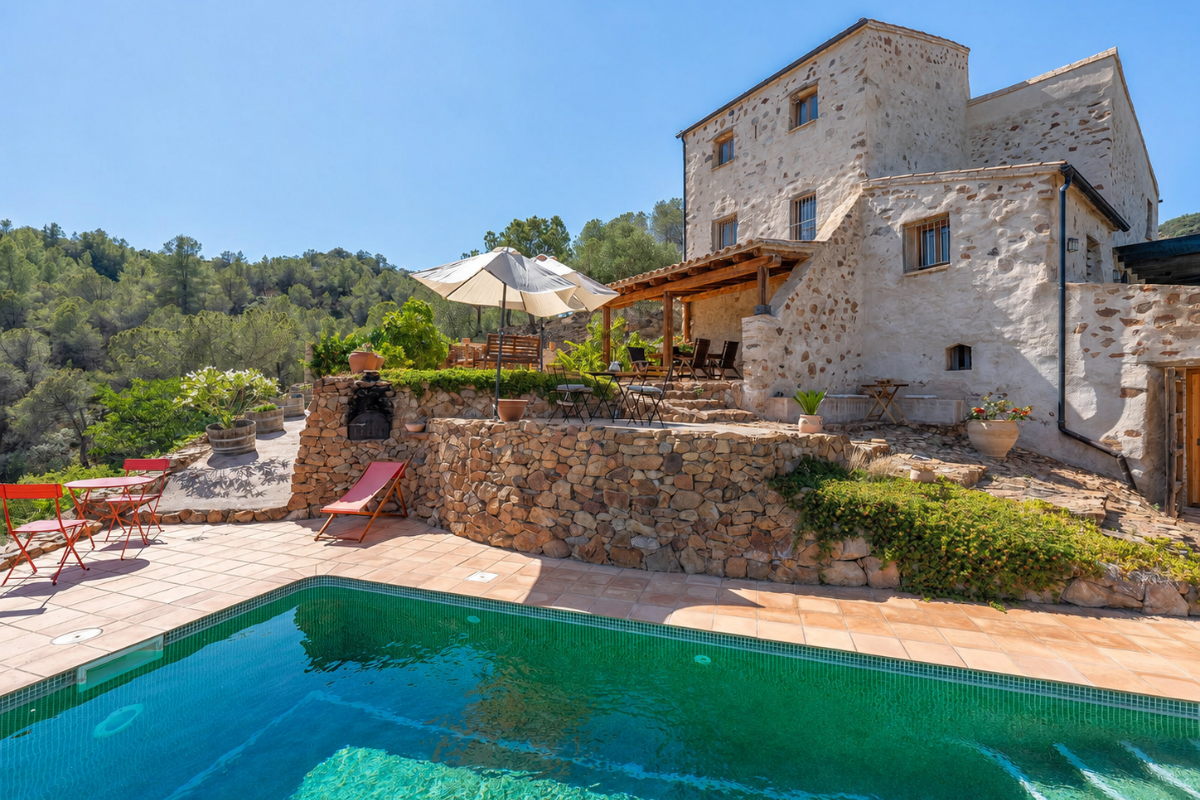 Finca amb vinyes i casa rural al Priorat, amb piscina i vistes obertes