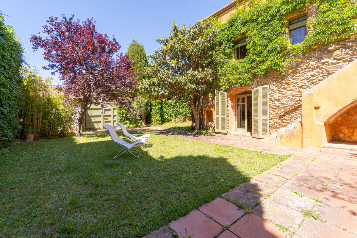 Casa amb jardí i pati a Palau-Saverdera, interior de l'Empordà