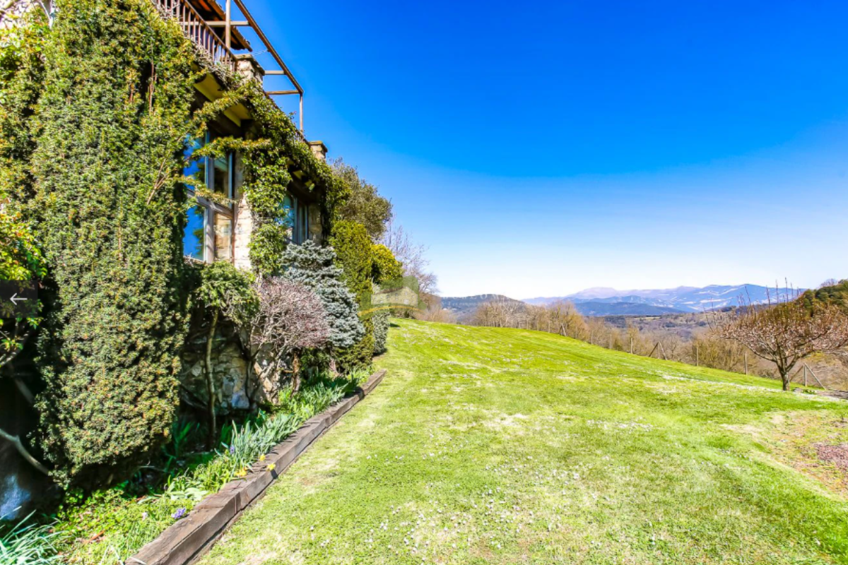 Masia de pedra a la Garrotxa amb piscina i vistes obertes a la vall